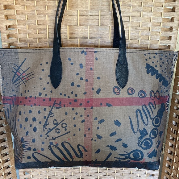 🎉 AUTHENTIC BURBERRY REVERSIBLE DOODLE CANVAS TOTE‼️ - Picture 4 of 17